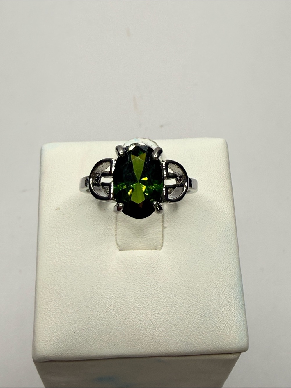 Silver Tone Oval Green Gemstone Ring Size 9